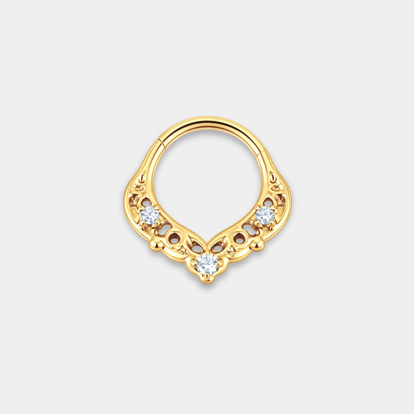 Anneau piercing Orion en titane gold avec détails ajourés délicats et trois zircons sertis de face