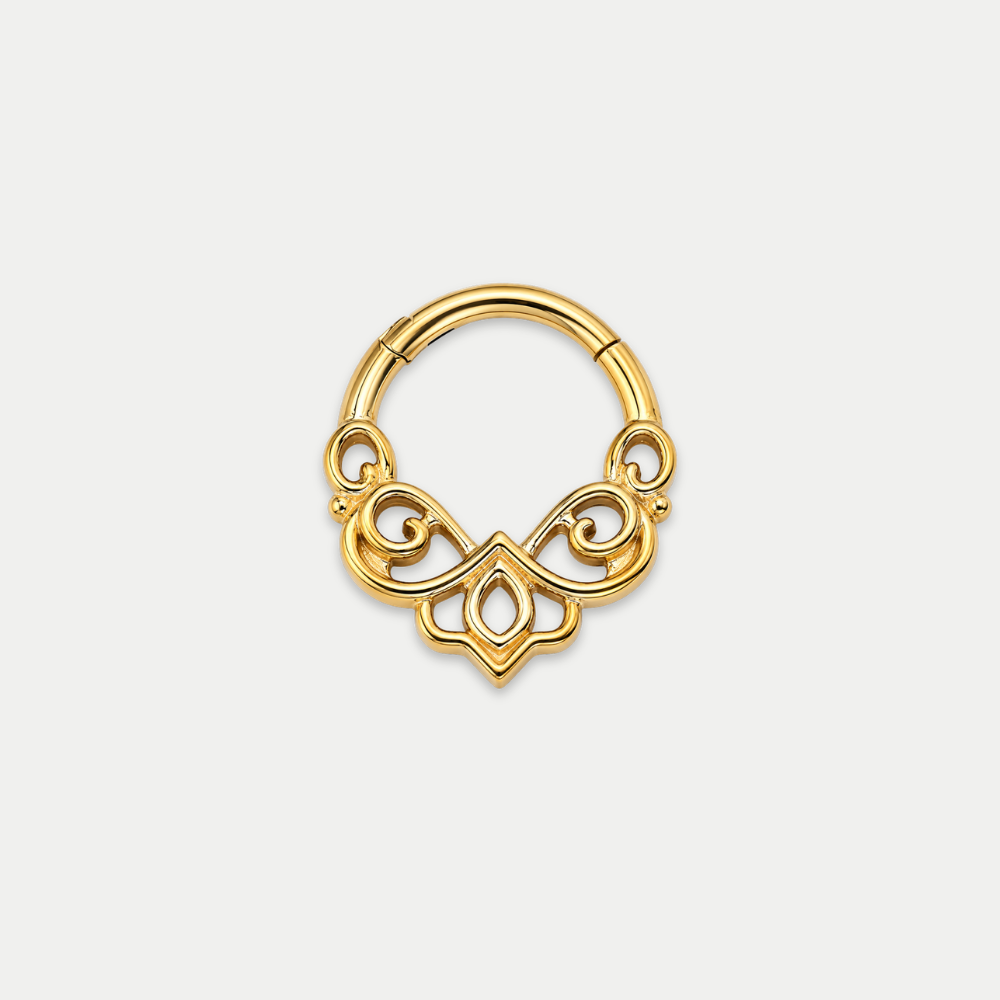 Anneau piercing Orna en titane gold, motif ornemental ajouré, vu de face