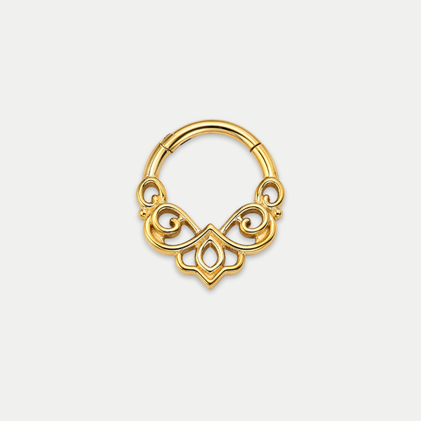 Anneau piercing Orna en titane gold, motif ornemental ajouré, vu de face
