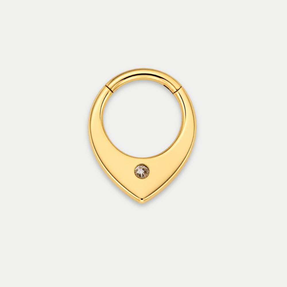 Anneau piercing Relief en titane gold, motif texturé perlé, vu de dos