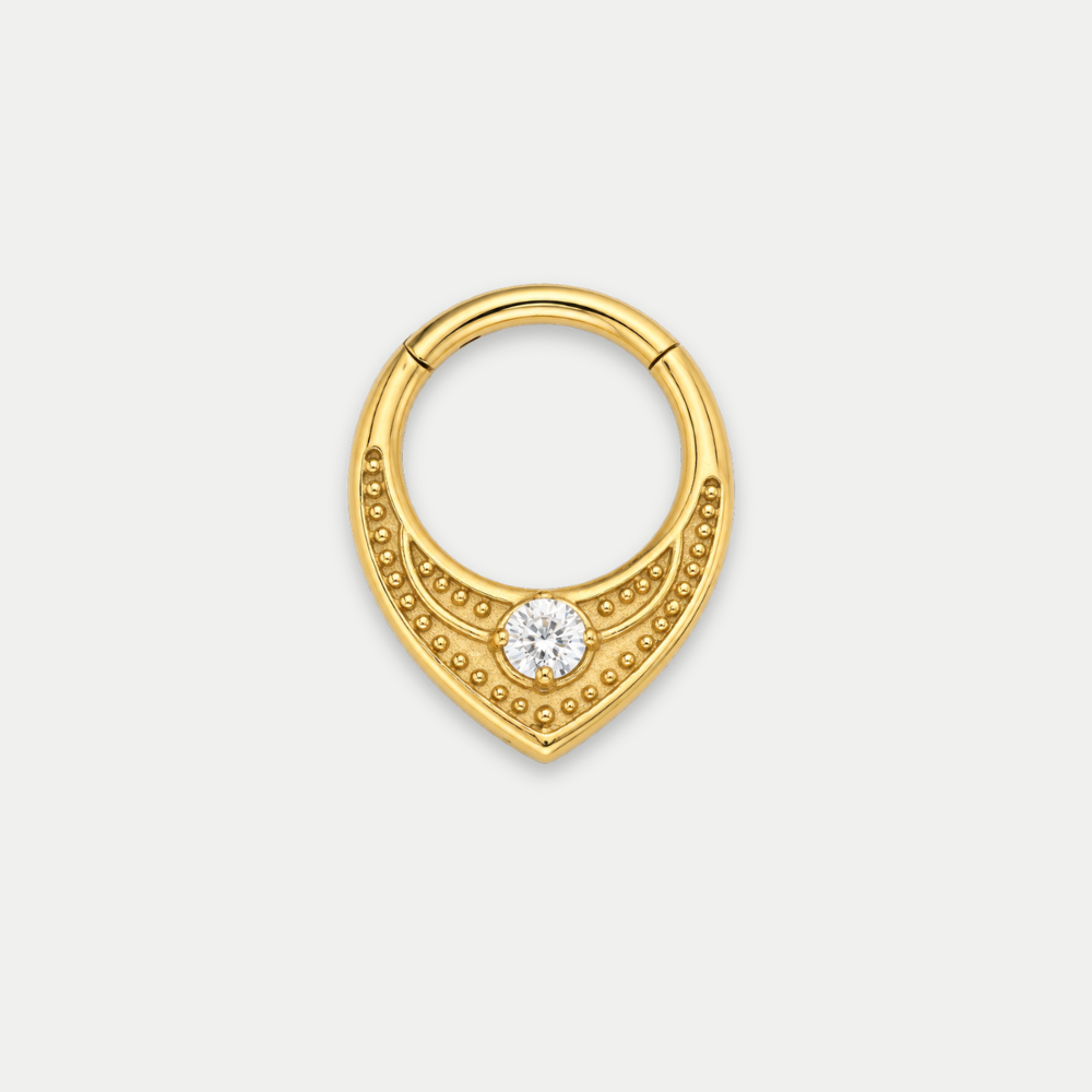 Anneau piercing Relief en titane gold, motif texturé perlé et zircon central, zircon blanc, vu de face