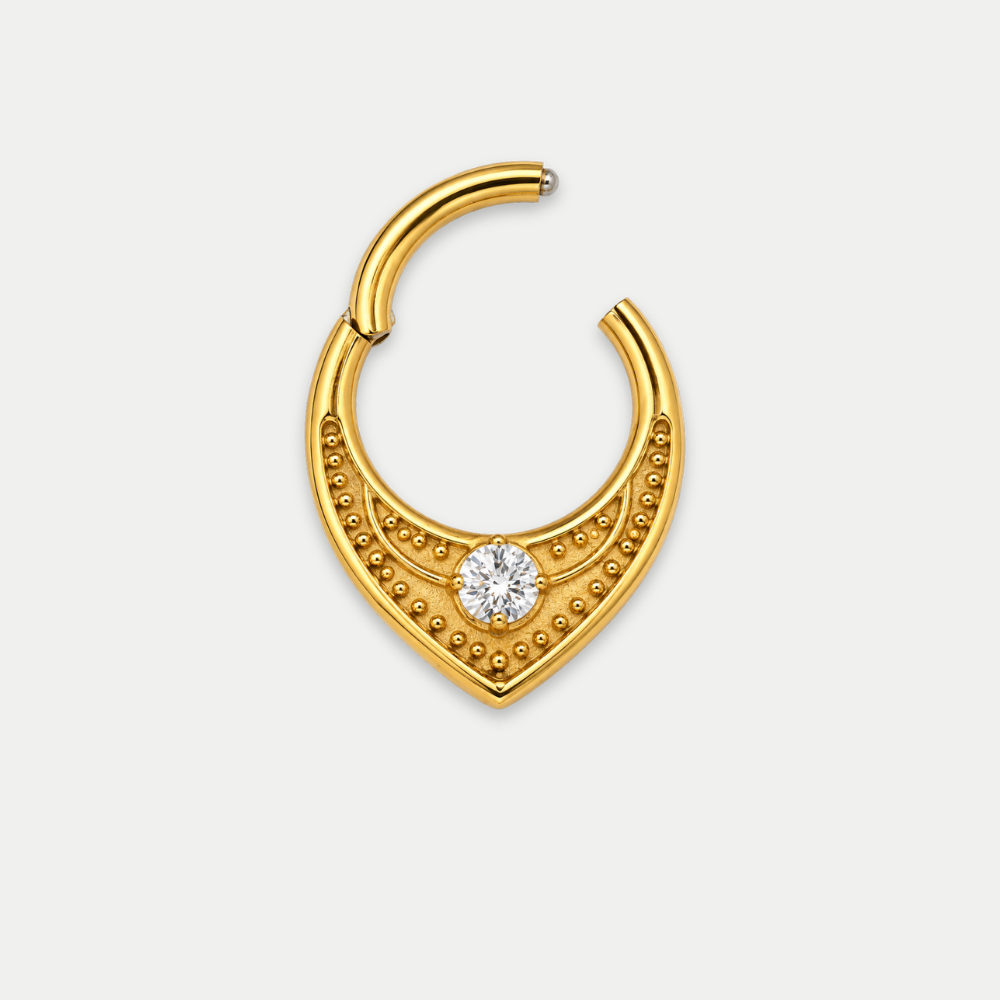 Anneau piercing Relief en titane gold, motif texturé perlé et zircon central, zircon blanc, ouvert, fermeture à clip