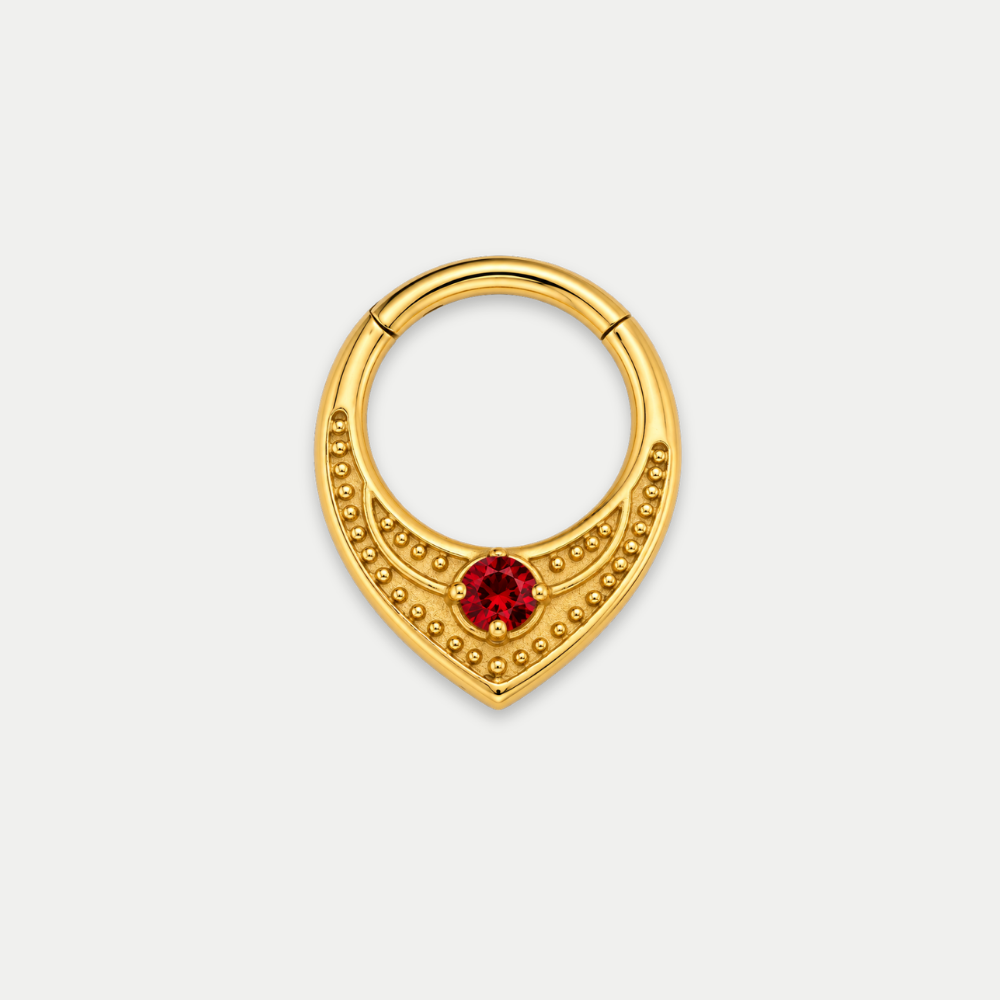 Anneau piercing Relief en titane gold, motif texturé perlé et zircon central, zircon rouge, vu de face