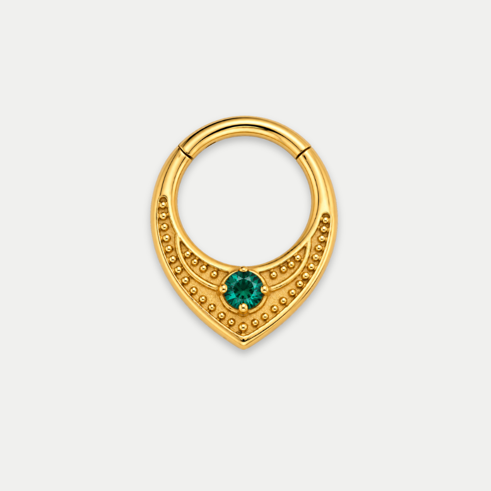 Anneau piercing Relief en titane gold, motif texturé perlé et zircon central, zircon vert, vu de face