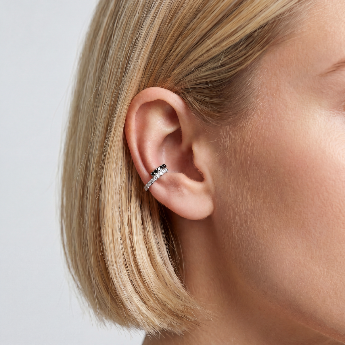 Anneau piercing Sana en titane avec zircon, porté au conch