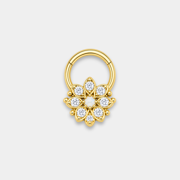 Anneau piercing Solenor en titane gold avec zircons sertis et opale blanche en motif floral de face