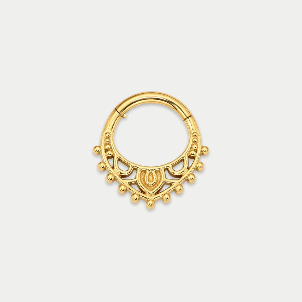 Anneau piercing Velia en titane gold, motif ajouré bordé de petites perles dorées, vu de face