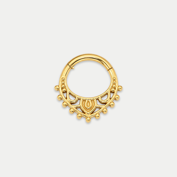 Anneau piercing Velia en titane gold, motif ajouré bordé de petites perles dorées, vu de face