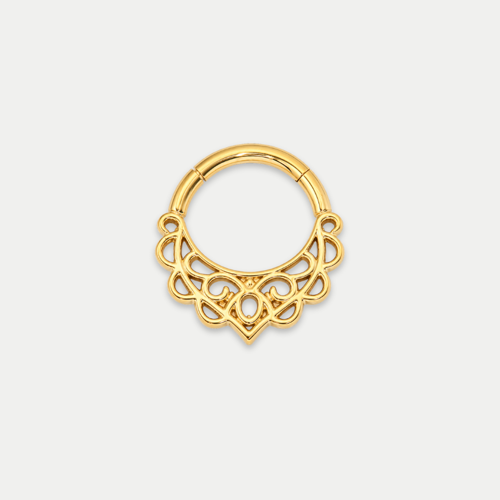 Anneau piercing Vera en titane gold, motif ajouré aux lignes arrondies, vu de face