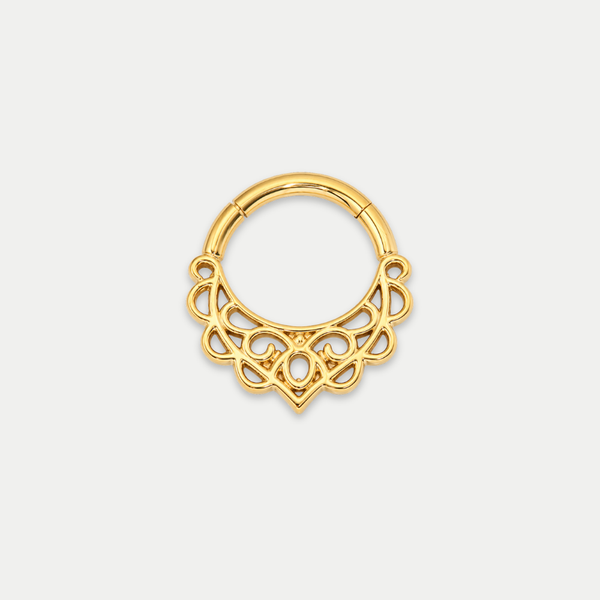 Anneau piercing Vera en titane gold, motif ajouré aux lignes arrondies, vu de face