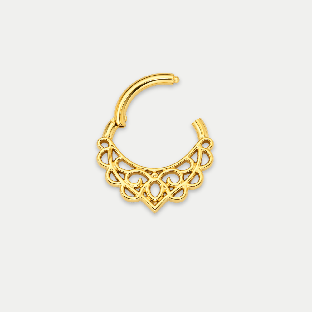 Anneau piercing Vera en titane gold, motif ajouré aux lignes arrondies, ouvert, fermeture à clip