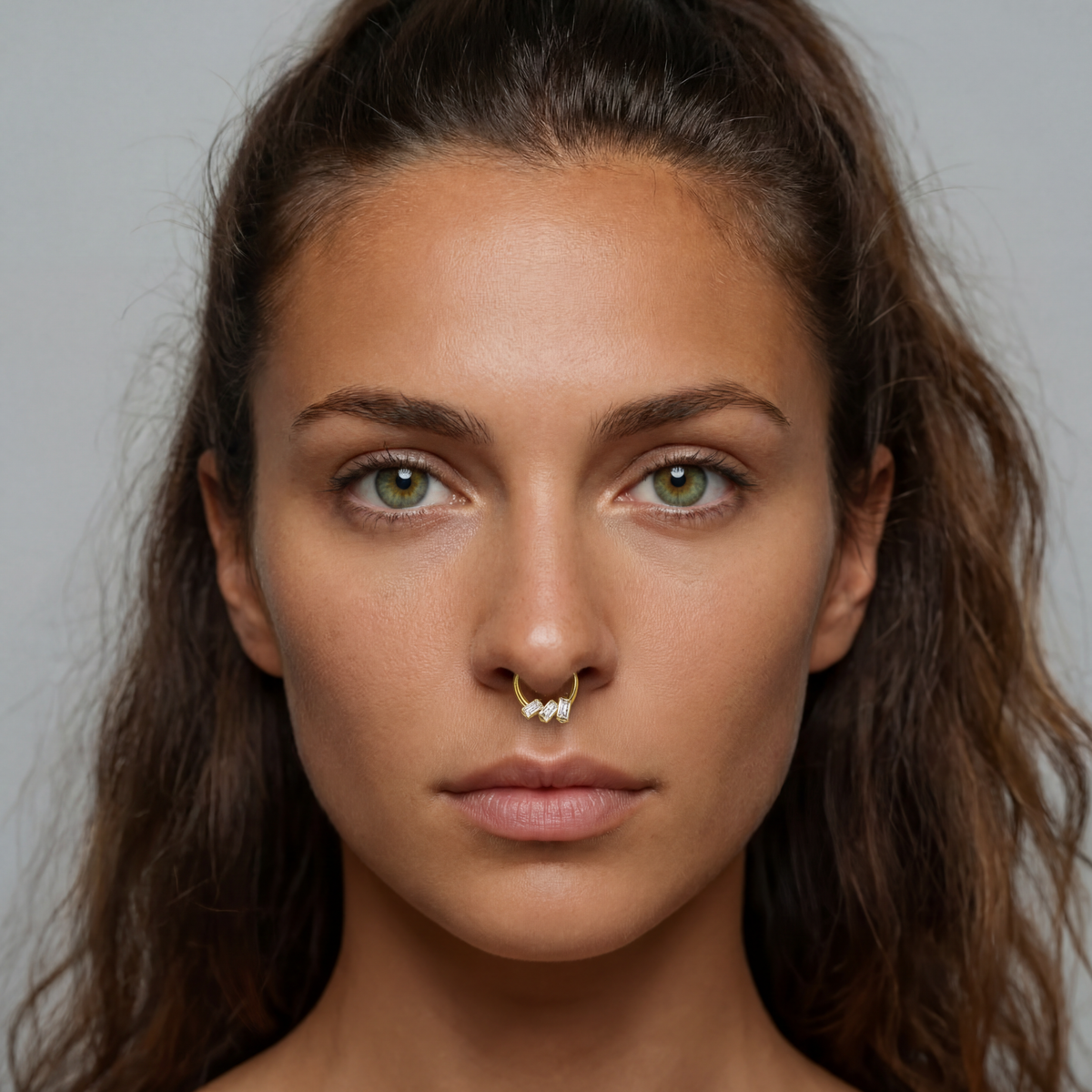 Anneau piercing Yoni en titane gold avec zircon, porté au septum