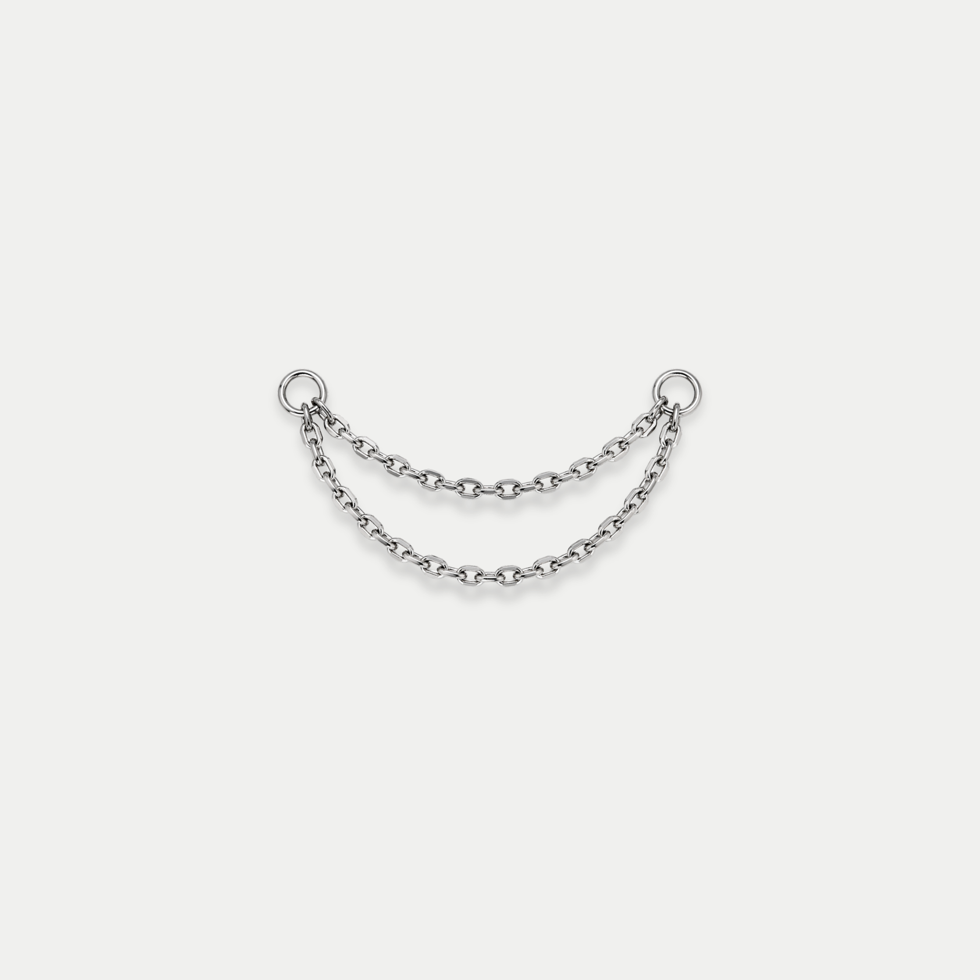 Chaîne double de piercing en titane argenté avec deux rangées reliées entre deux anneaux