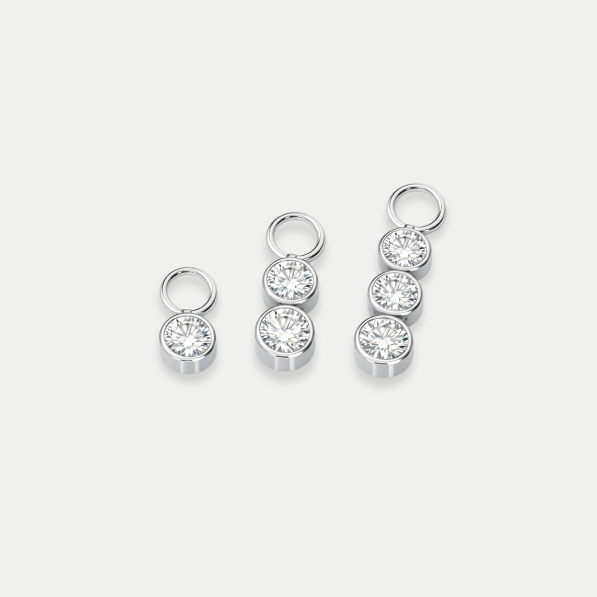Charms piercing Malia en titane, présentés ensemble
