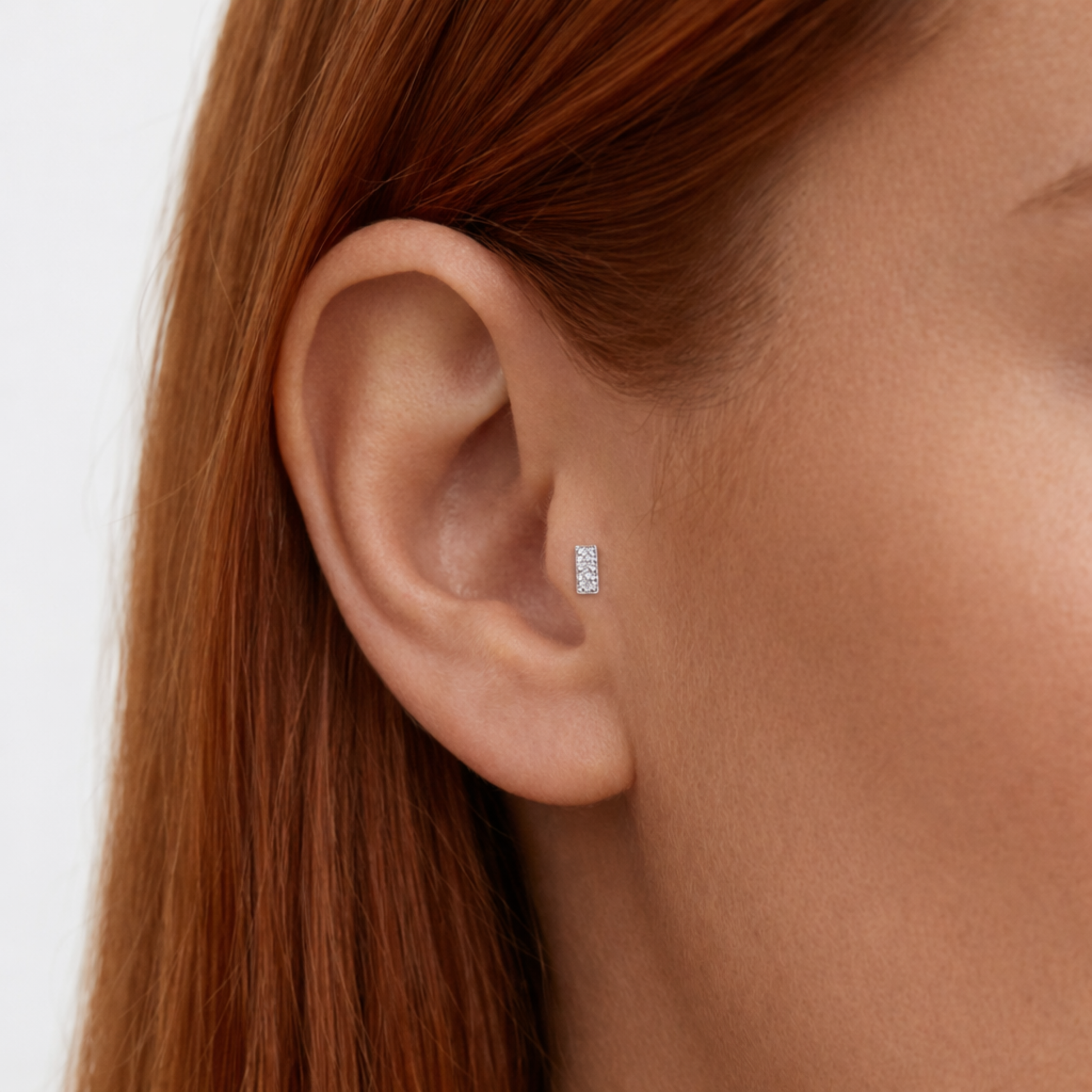 Embout piercing Aiko en titane avec zircons alignés porté au tragus