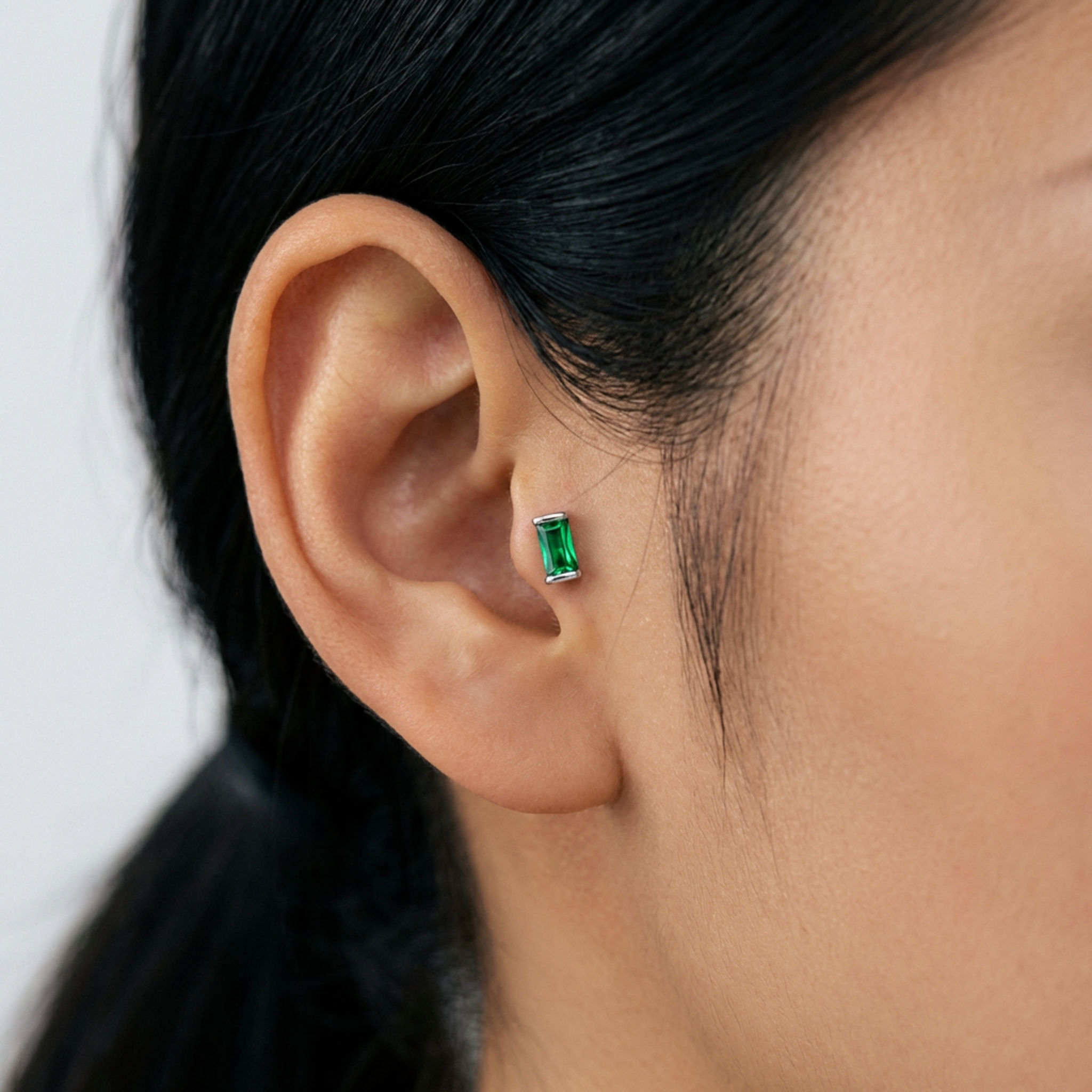 Embout piercing Alea zircon baguette vert porté au tragus en titane ASTM F136