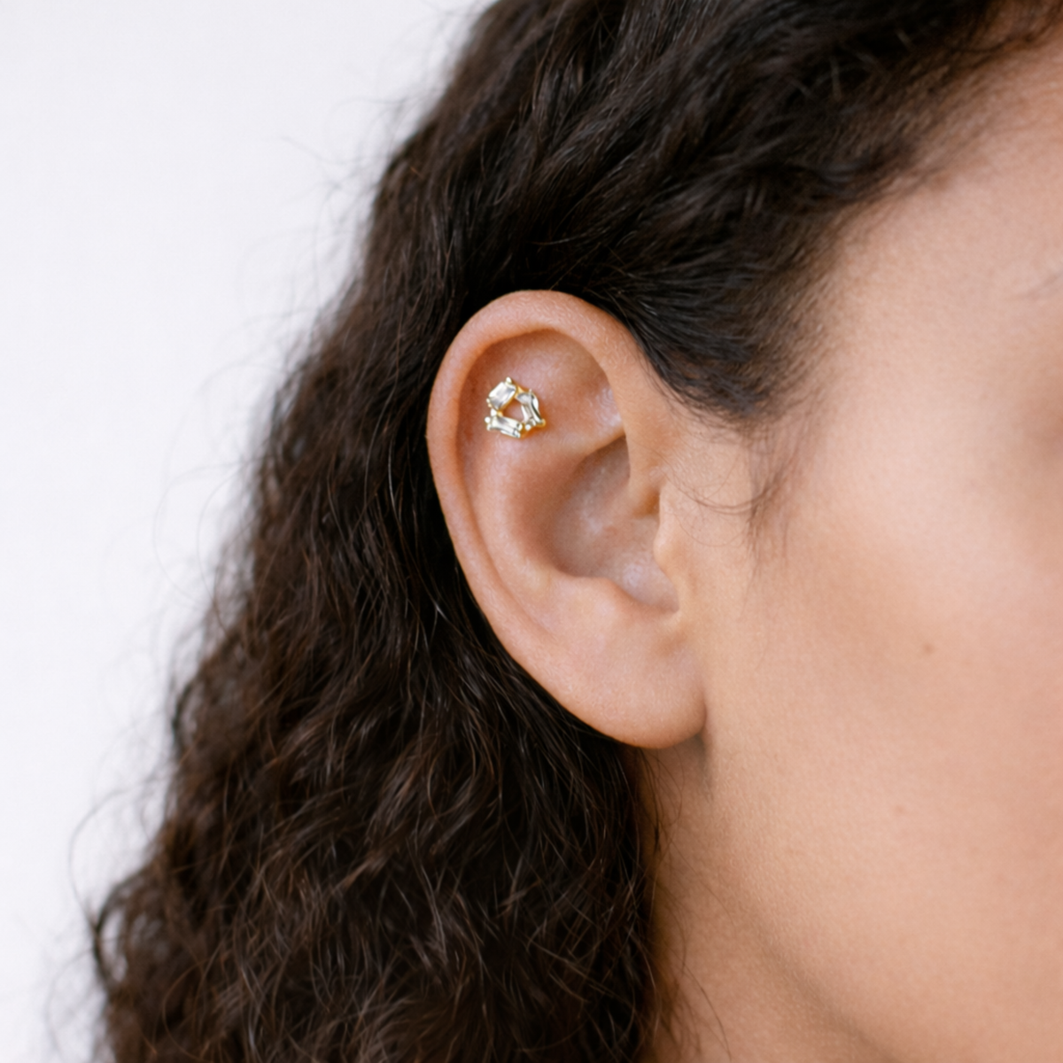 Embout piercing Aliaa en titane gold avec zircon, porté au lobe