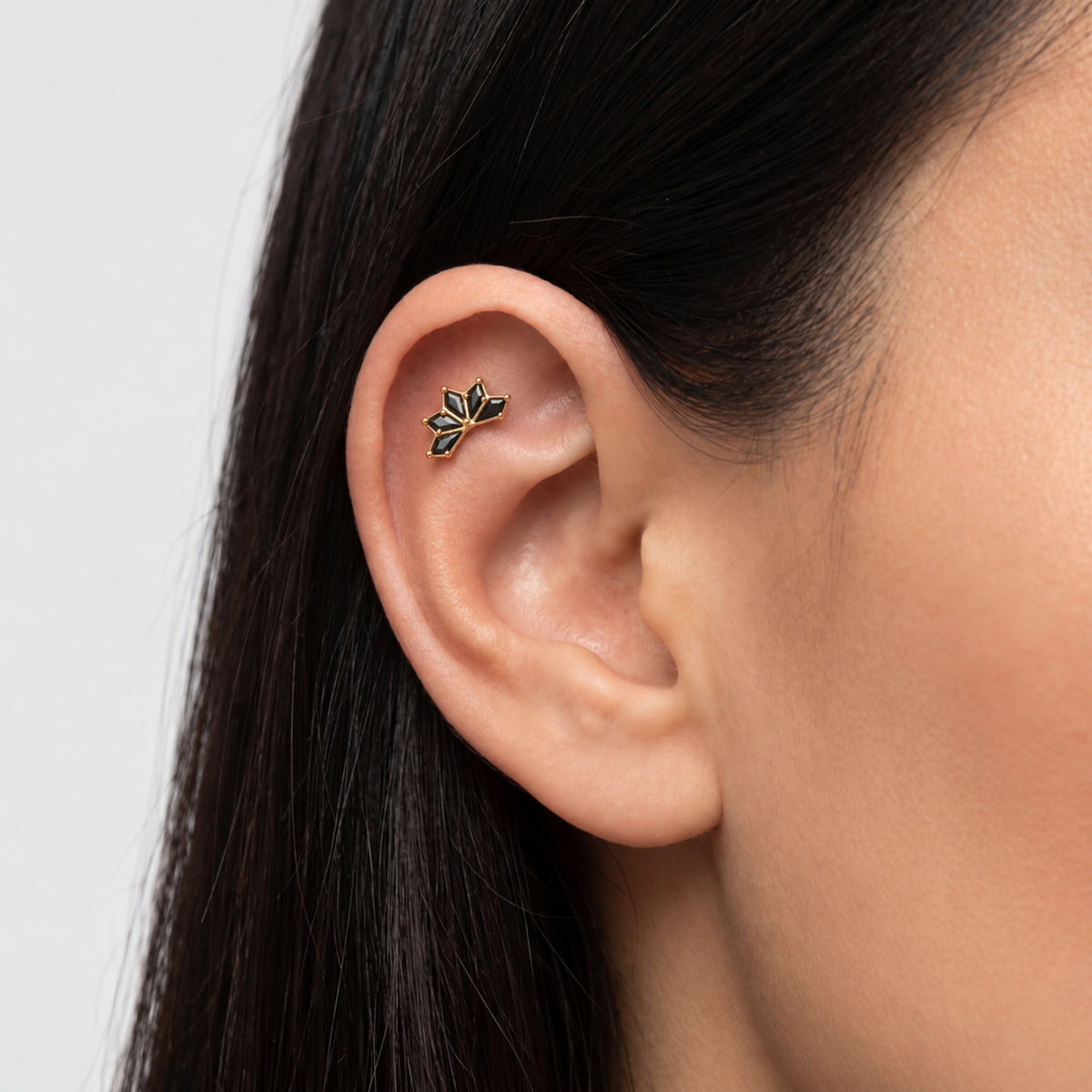 Embout piercing Amel en titane gold avec zircon, porté à l’hélix