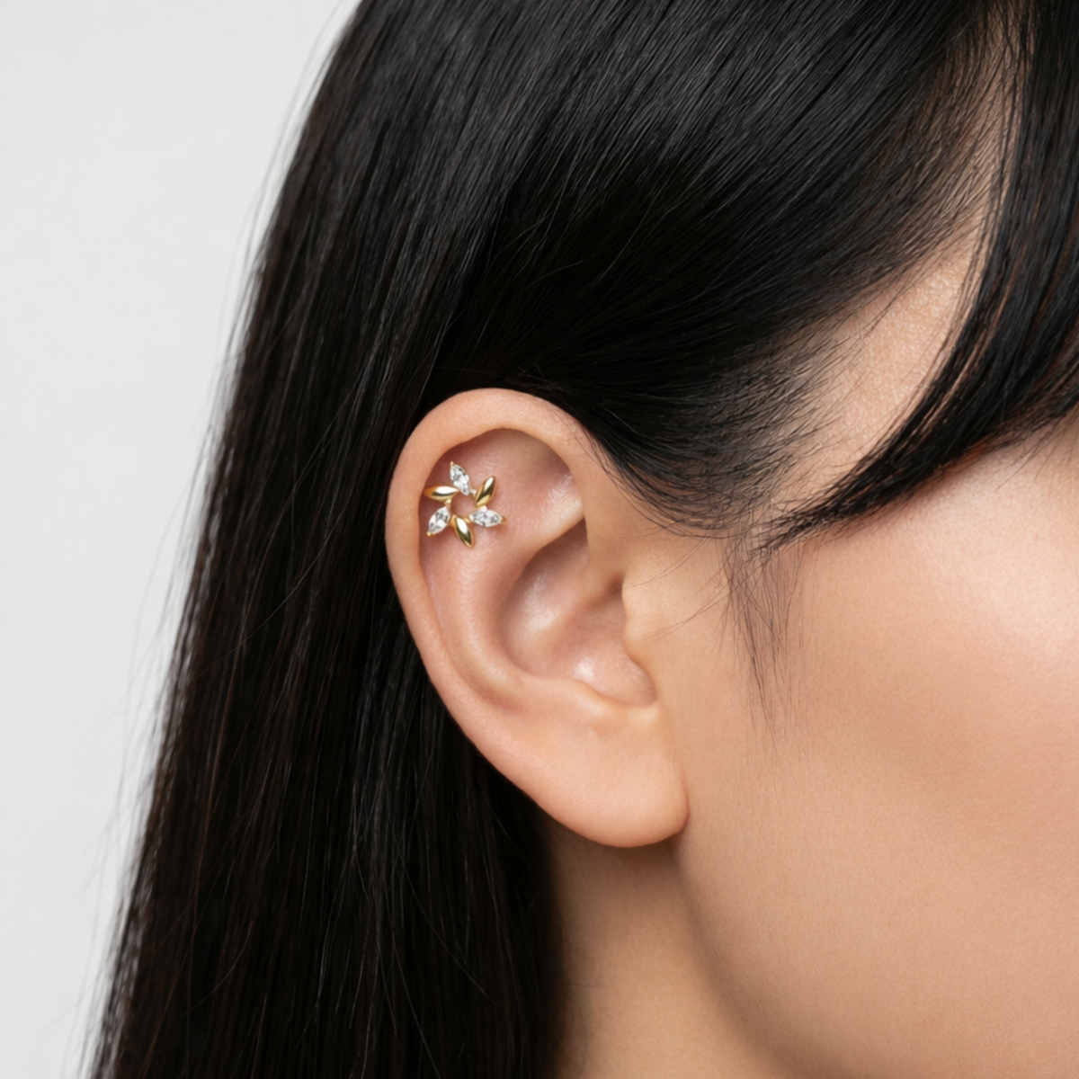 Embout piercing Axo en titane gold avec zircon, porté au lobe