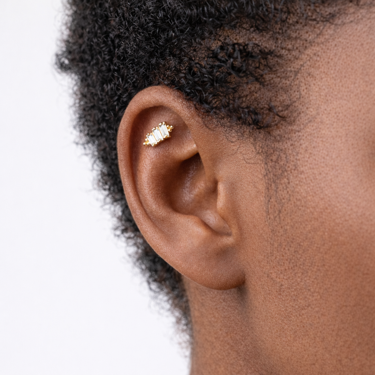 Embout piercing Aya en titane gold avec zircon, porté à l’hélix