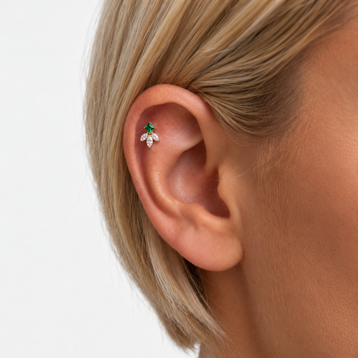Embout piercing Cléo en titane gold avec zircon, porté à l’hélix