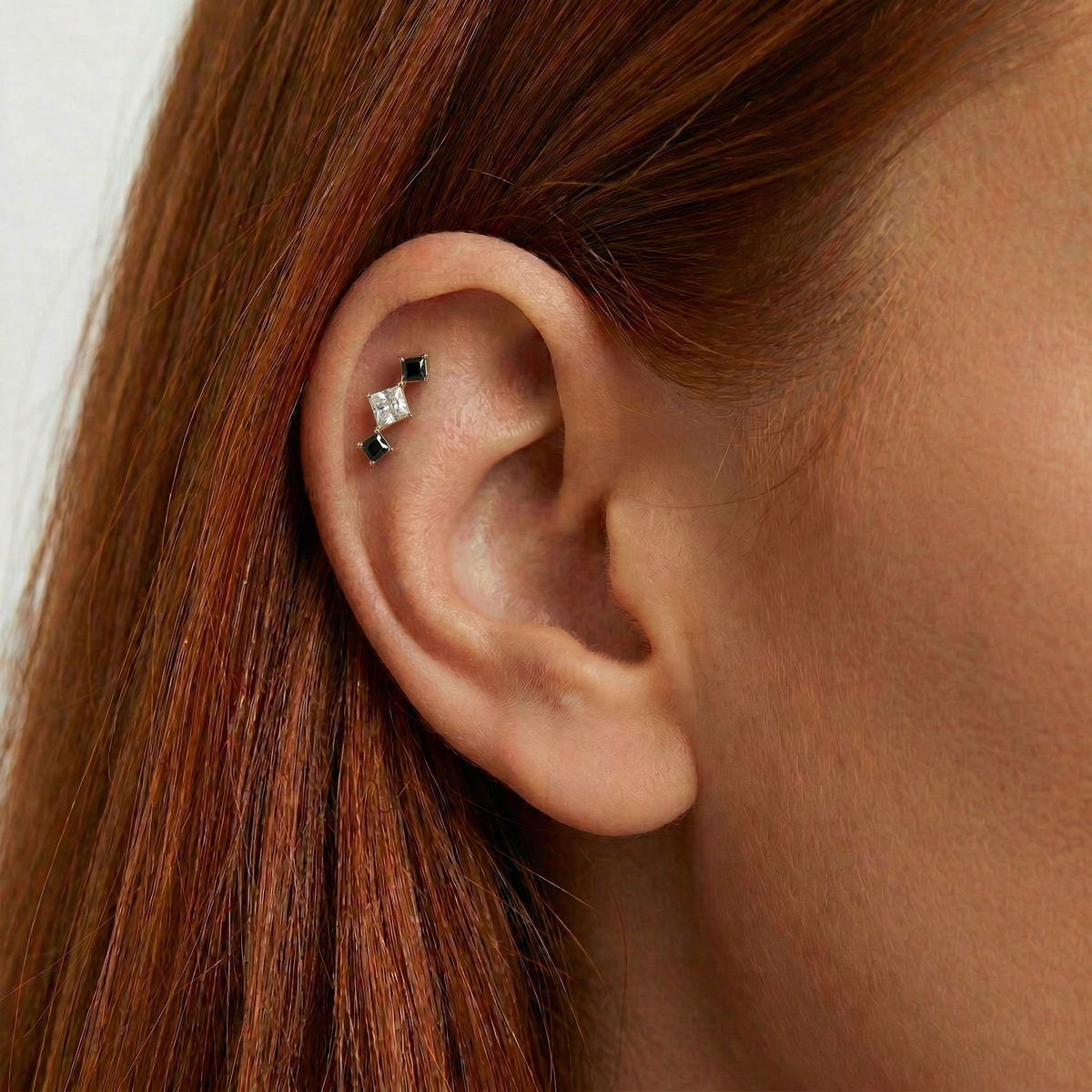 Embout piercing Eli en titane gold avec zircon, porté à l’hélix