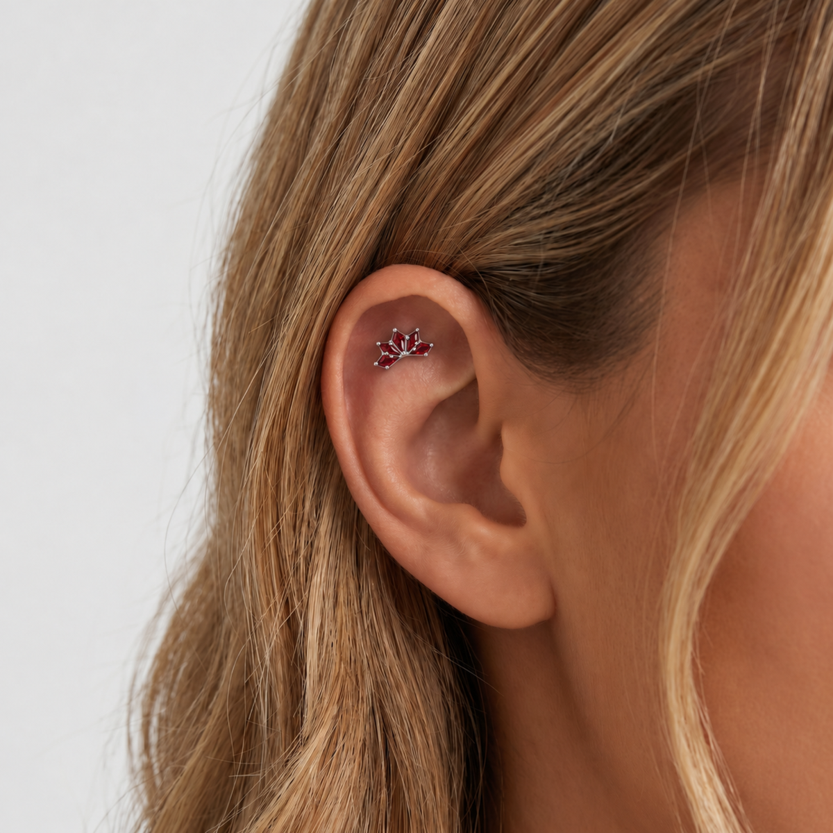 Embout piercing Elodie en titane avec zircon, porté à l’hélix
