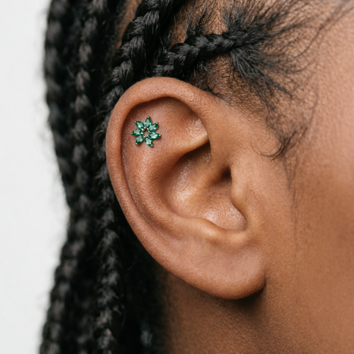 Embout piercing Elora en titane avec zircon, porté à l’hélix