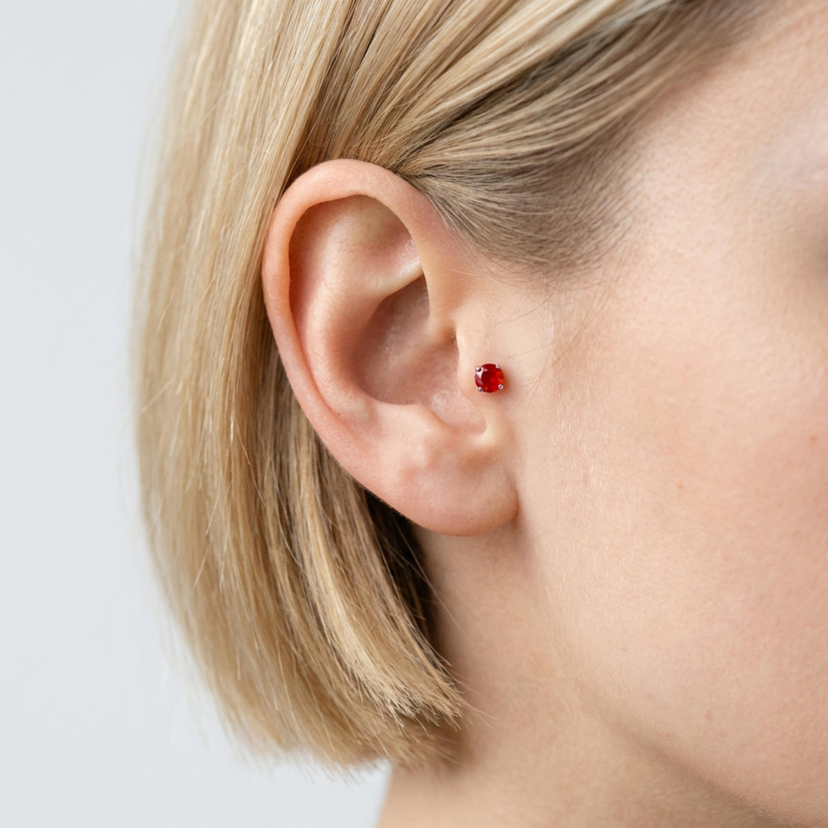 Embout piercing Elyra en titane avec pierre naturelle, porté à l’hélix
