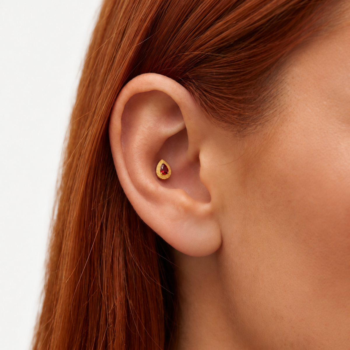 Embout piercing Elyse en titane gold avec zircon, porté au conch