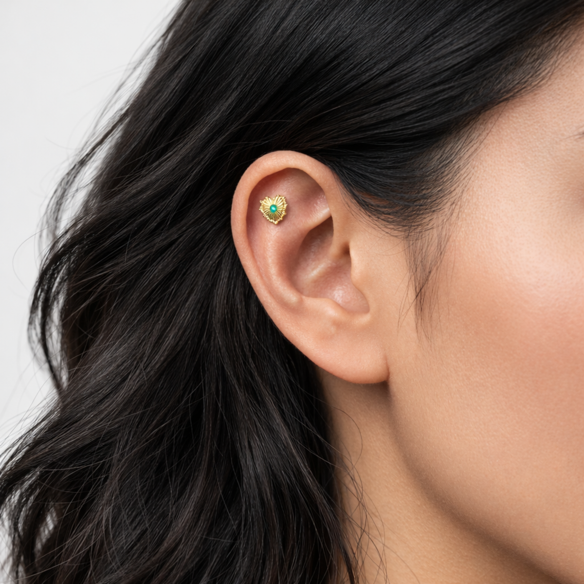 Embout piercing Enai en titane gold avec zircon, porté à l’hélix