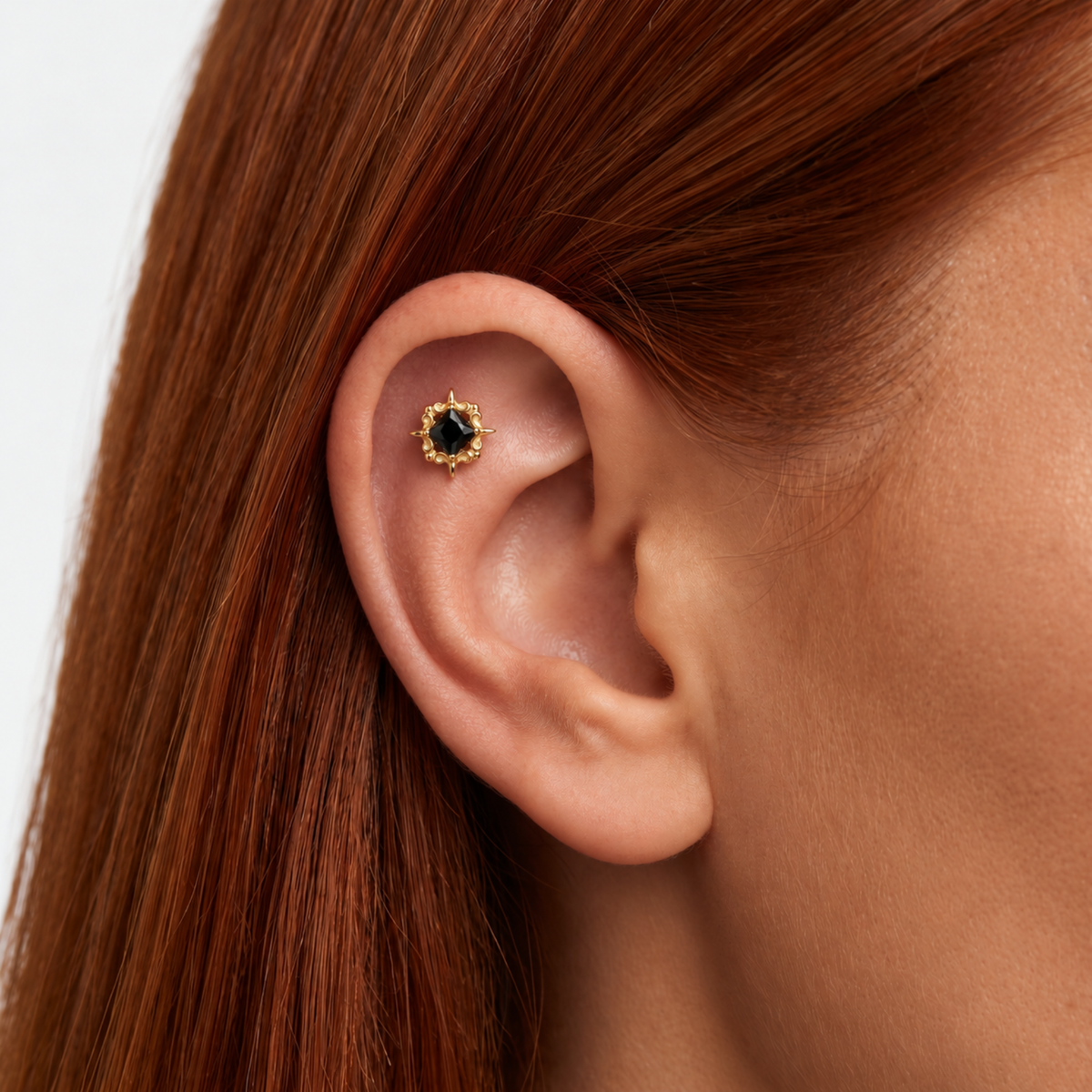 Embout piercing Inaya en titane gold avec zircon, porté à l’hélix