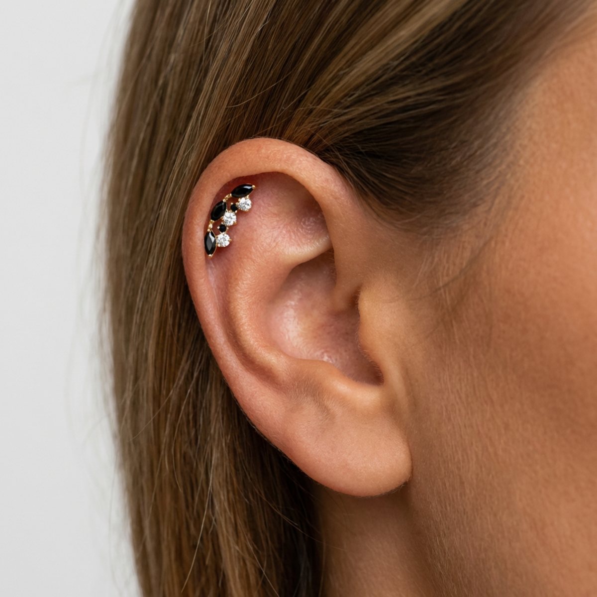 Embout piercing Isoria en titane gold avec zircon, porté à l’hélix