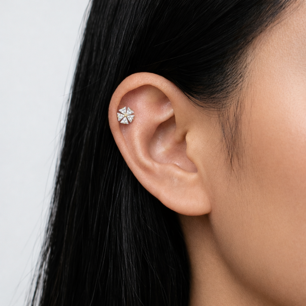 Embout piercing Lia en titane gold avec zircon, porté à l’hélix