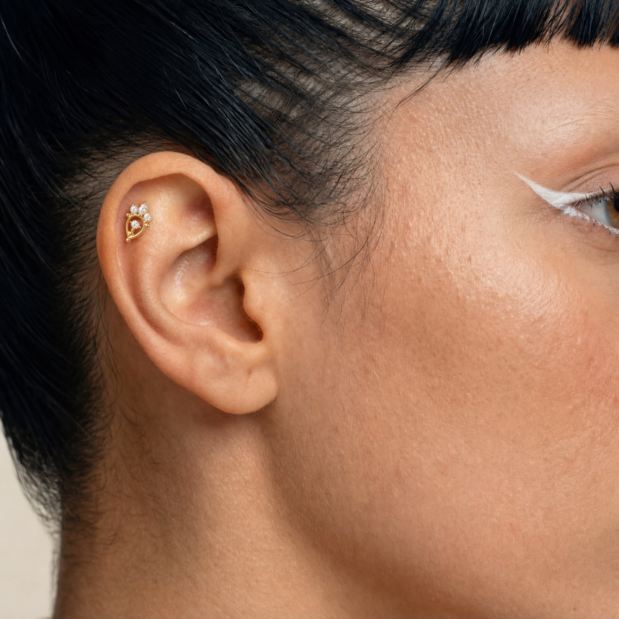 Embout piercing Liora porté à l’hélix en titane gold avec zircons sertis et détail central ajouré