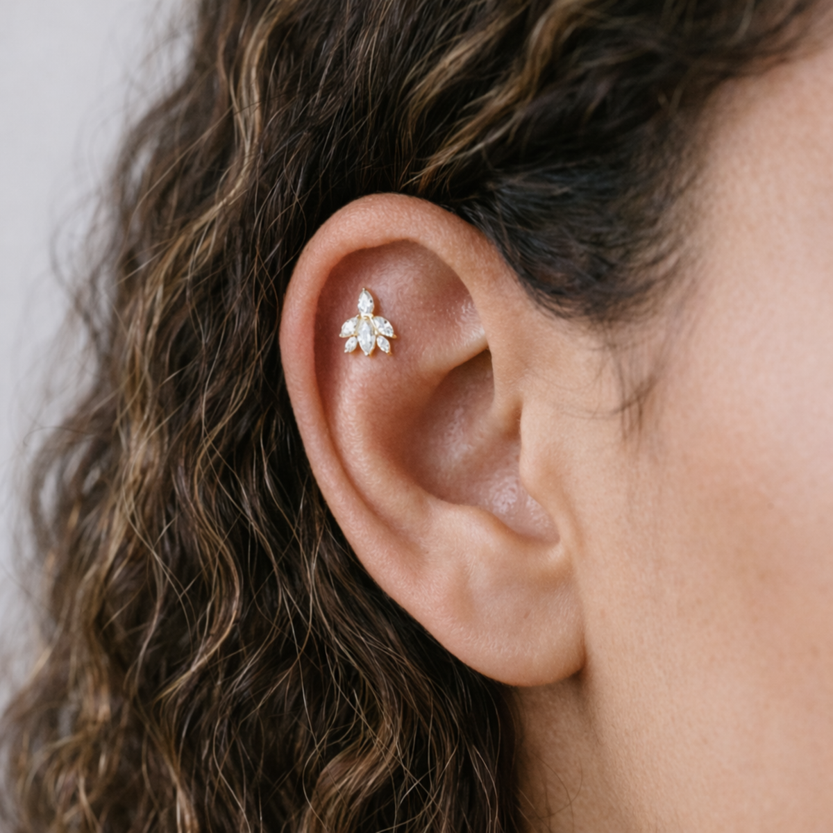 Embout piercing Loéna en titane gold avec zircon, porté à l’hélix