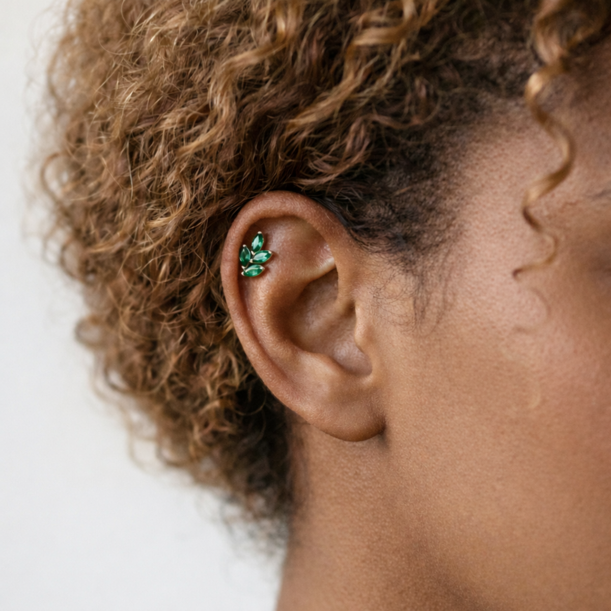 Embout piercing Maia en titane avec zircon, porté à l’hélix