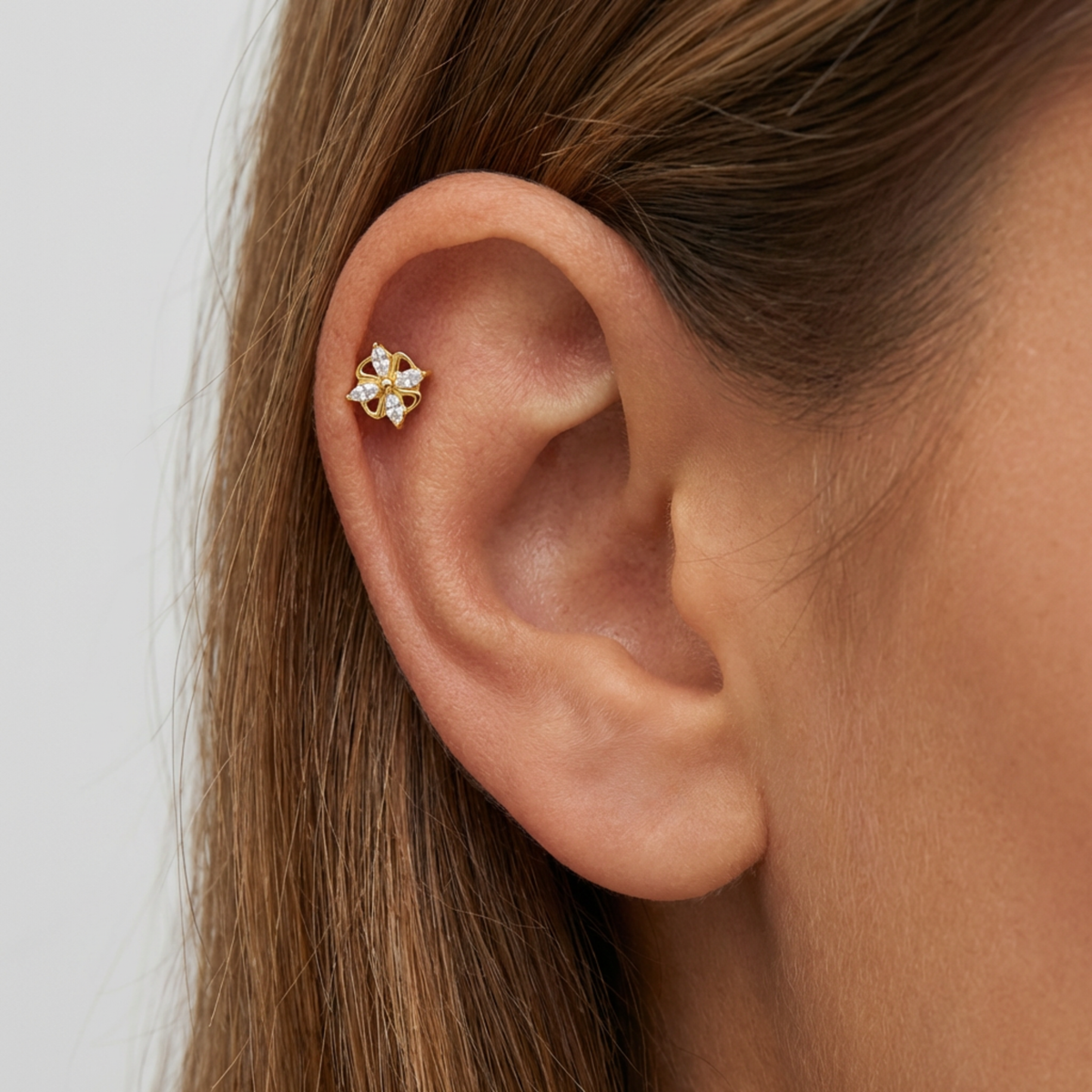 Embout piercing Maliae en titane gold avec zircon, porté à l’hélix