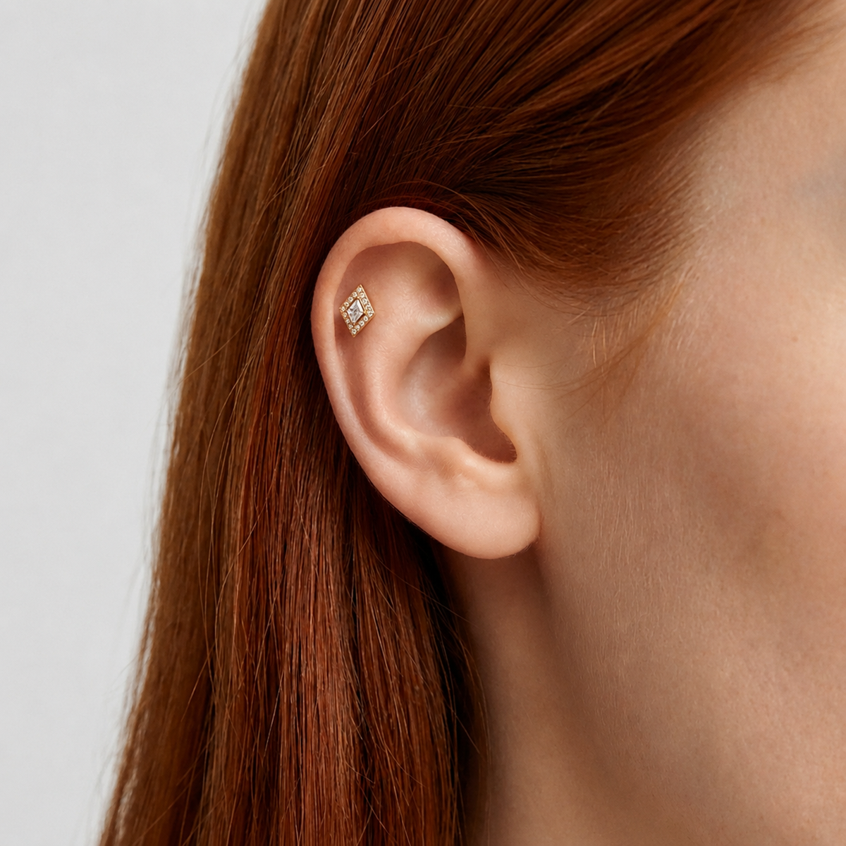 Embout piercing Malo en titane gold avec zircon, porté à l’hélix