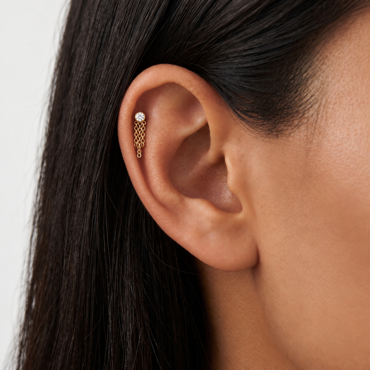 Embout piercing Milo en titane gold avec zircon, porté à l’hélix