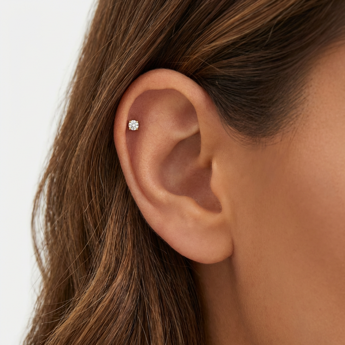 Embout piercing Nita en titane gold avec zircon, porté à l’hélix
