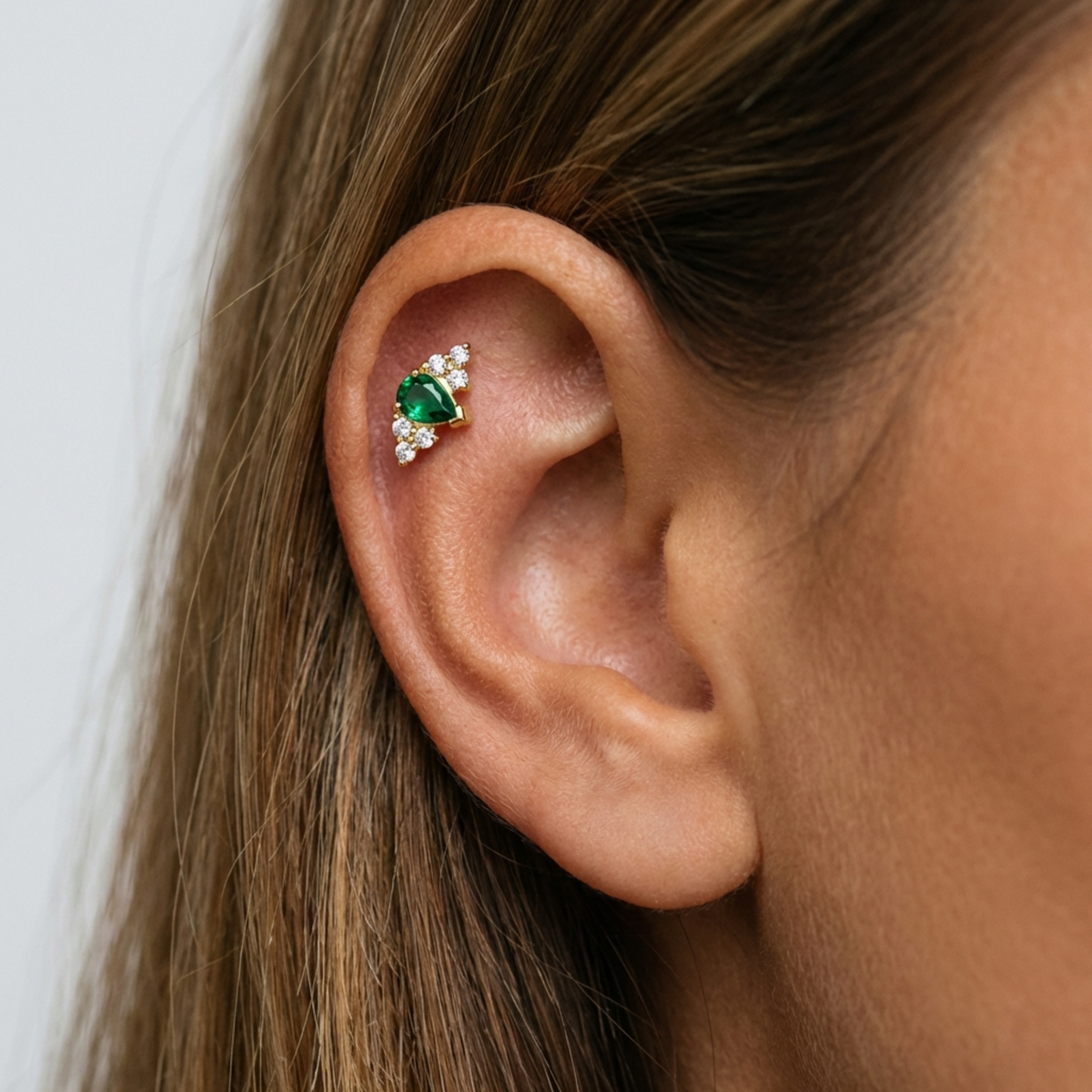 Embout piercing Noa en titane gold avec zircon, porté à l’hélix