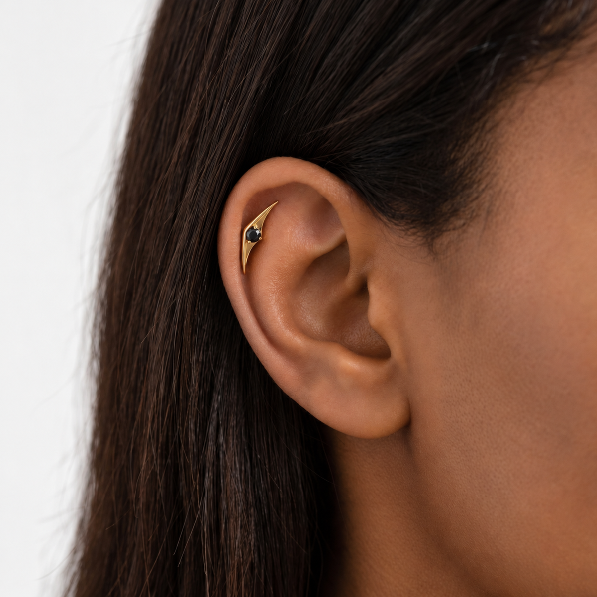 Embout piercing Océane en titane gold avec zircon, porté à l’hélix