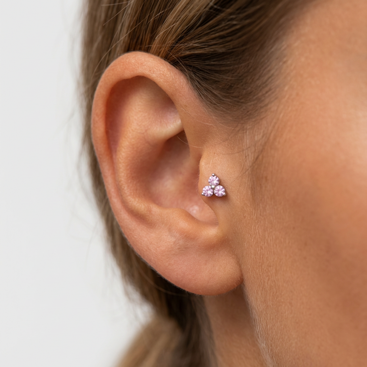 Embout piercing Oria en titane avec zircon, porté à l’hélix