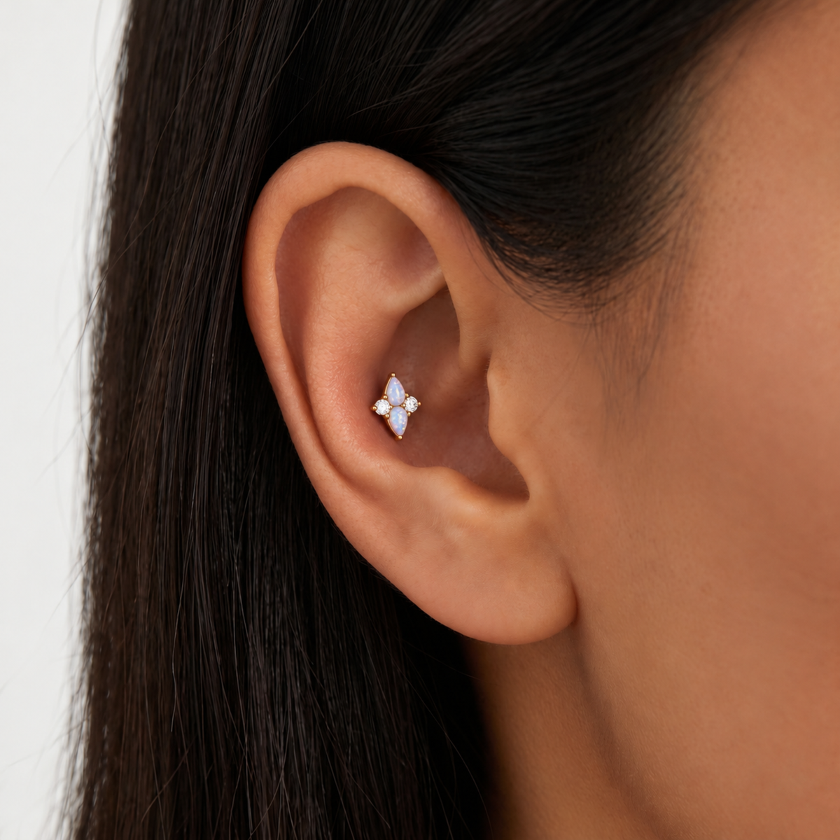 Embout piercing Orya en titane gold avec opalite et zircon, porté au conch