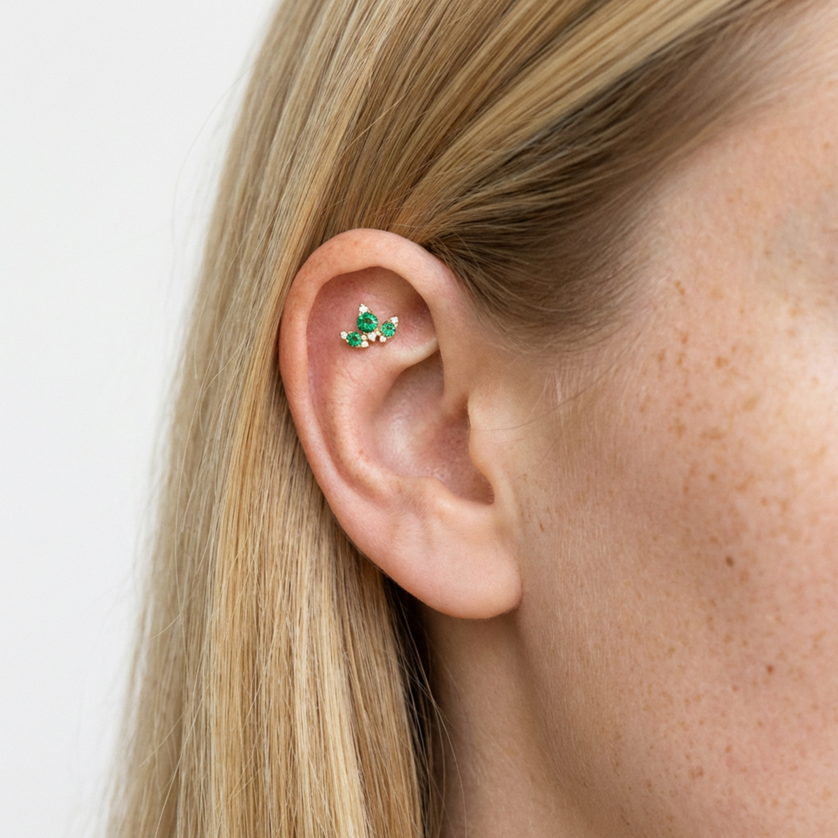 Embout piercing Oscar en titane gold avec zircon, porté au lobe
