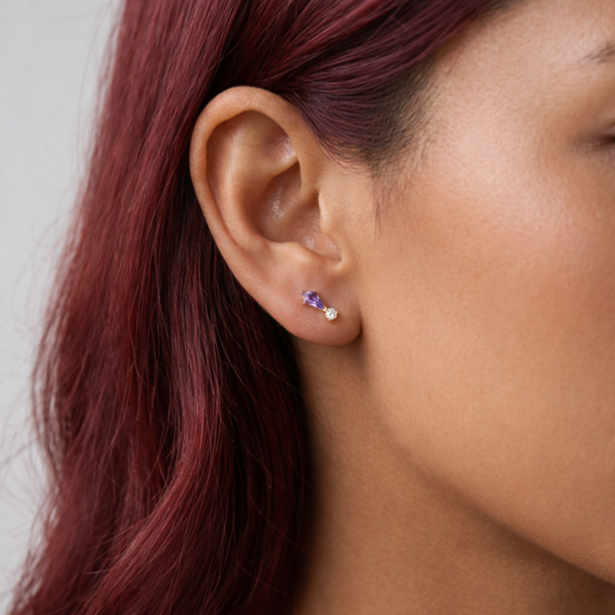 Embout piercing Pia en titane gold avec zircon, porté au lobe