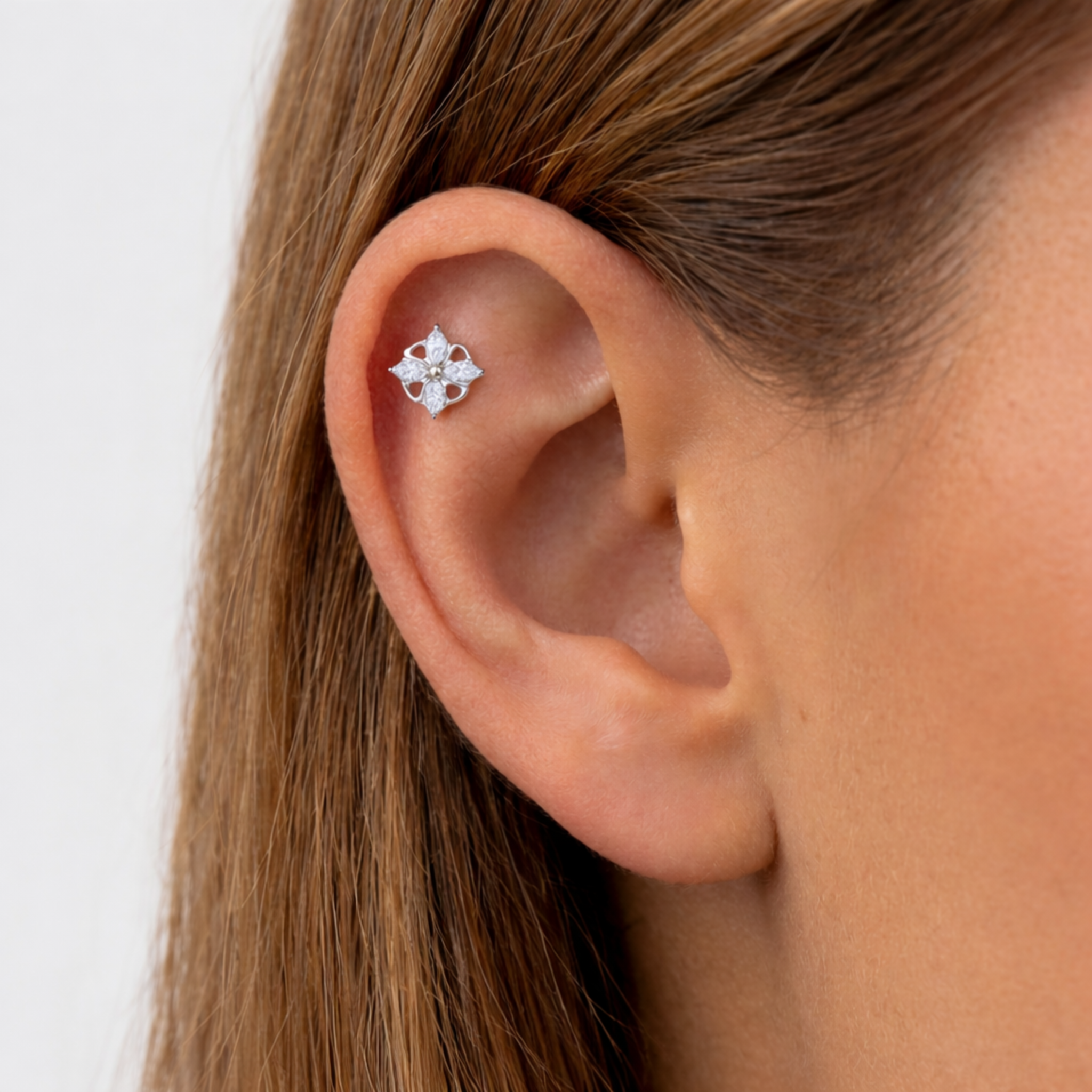 Embout piercing Romy en titane avec zircons motif fleur porté au flat