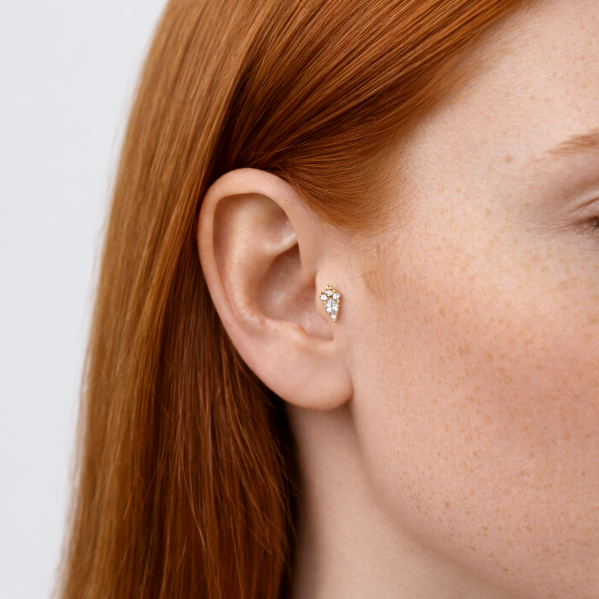 Embout piercing Selya en titane gold avec zircon, porté au lobe