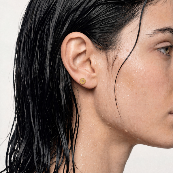 Embout piercing Sora en titane gold, pierre naturelle améthyste, porté au lobe